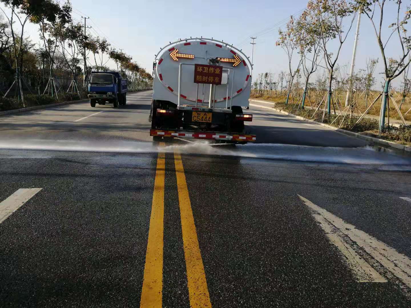 廬江縣郭河鎮集中開(kāi)展公路沿線(xiàn)環(huán)境衛生整治行動(dòng)3.jpg